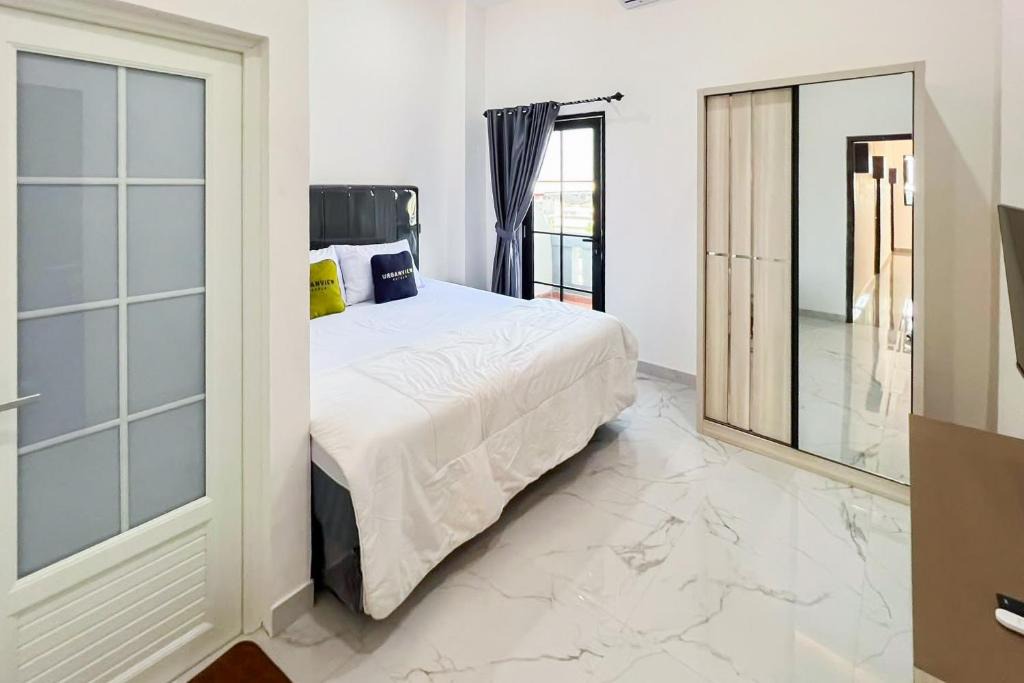 Palembang House | Urbanview Hotel Diamond near Palembang Airport