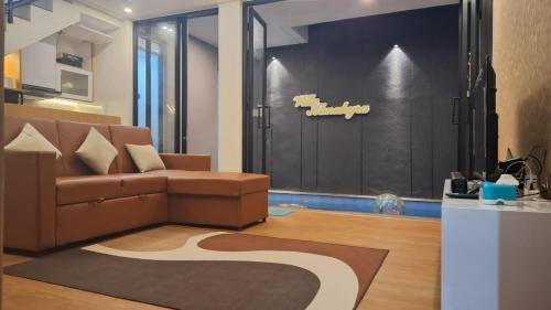 Oro Oro Ombo Villa | Villa Almahyra Batu