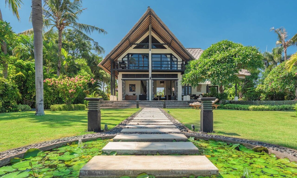 Banjartegehe House | Villa Banjar Beach: Private villa with a chef, pool, and beach - Lovina, North Bali