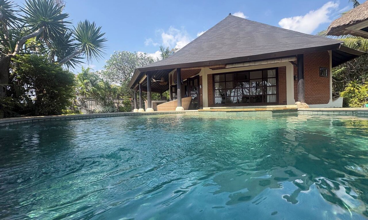 Dencarik Villa | Villa Bundar: fabulous beachfront villa with pool and with staff!