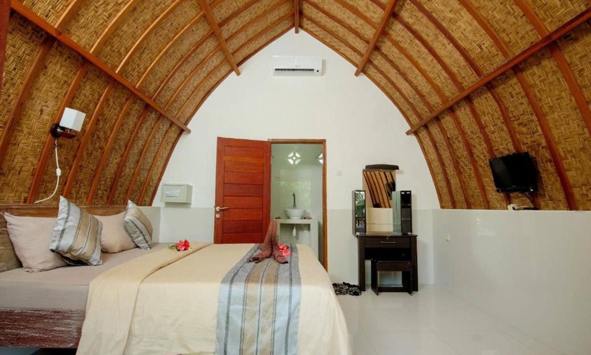 Gili Trawangan Hotel | Warna Beach Hotel