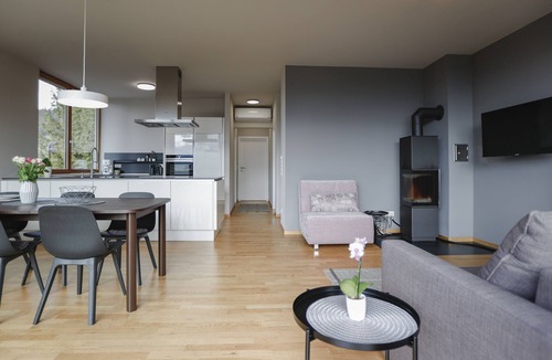Klaus Condo | 100 m2 Penthouse mit 3 Schlafzimmer, Grosser Überdachter Terrasse und Bergblick