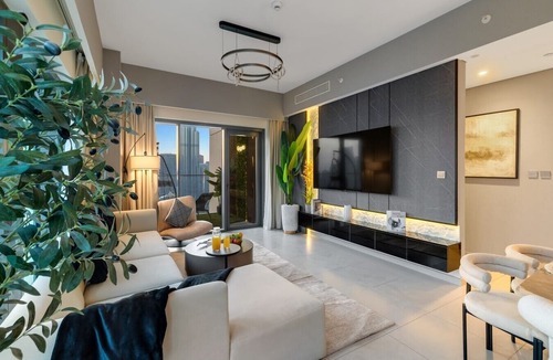 Banjartegehe Apartment | 3BR Burj Khalifa View Pool & Gym