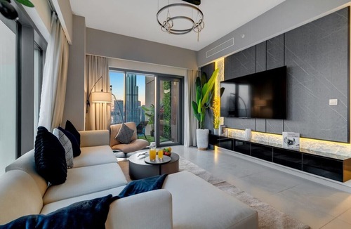 Banjartegehe Apartment | 3BR Burj Khalifa View Pool & Gym