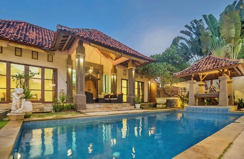Nusa Dua Villa | 7-bedroom private estate in Nusa Dua. Accommodating up to 14 guests with flexible bedding arrangements. Includes daily breakfast, a private chef, airport transfers, complimentary massages, housekeeping, and a dedicated driver.
