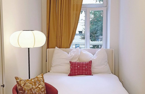 Simmering Apartment | 9 Private Bedrooms · 2 Kitchens · Garden · Group Apartment by Airport Train
