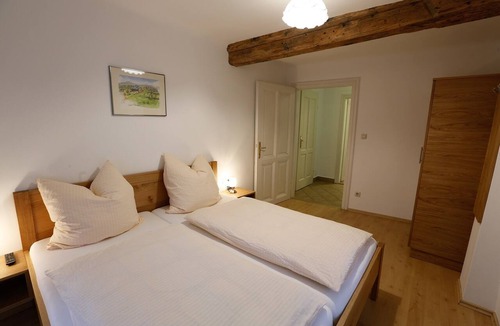 Weissenkirchen in der Wachau Apartment | A bright and inviting double room (23 m²) for two people, with free Wi-Fi