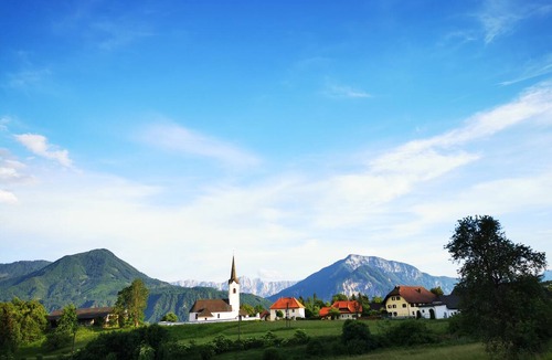 Maria Rain House | A vacation in the heart of nature, surrounded by mountains, lakes. and the city just around the corner!