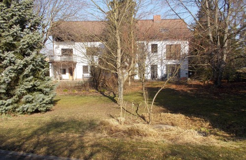 Neulengbach Apartment | Accommodation close to the center with in-house swimming pond and wonderful castle view