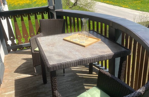 Sankt Georgen im Attergau Apartment | Apartment with a view of the mountains - Schneeweiss vacation apartment