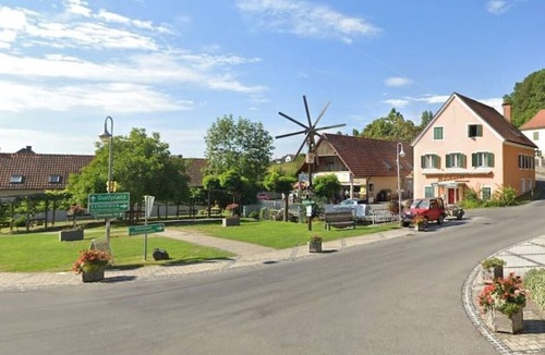 Kloech Apartment | Apartment located in the idyllic setting of Klöch, surrounded by vineyards and recreational activities.