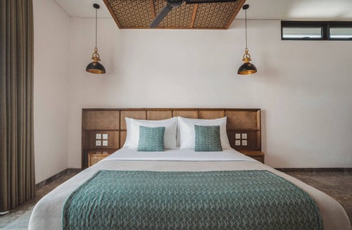 Dewi Sri Hotel | Bali 3BR Villa with Fun Waterslide