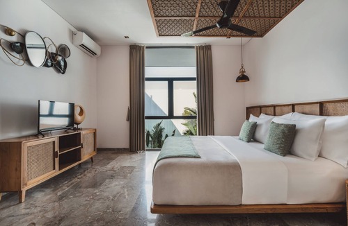 Dewi Sri Hotel | Bali 3BR Villa with Fun Waterslide