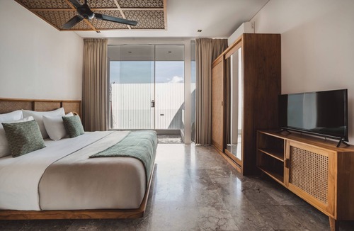 Dewi Sri Hotel | Bali 3BR Villa with Fun Waterslide