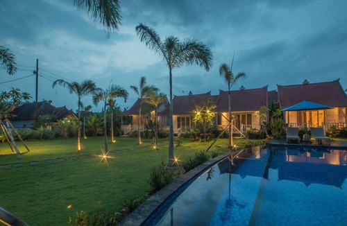 Mushroom Bay Cottage | Balinese Style Teak Cottage in Lembongan, Features a Swimming Pool and Huge Lawn