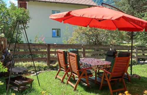 Feichten Villa | Beautiful apartment in villa for 5 guests with WIFI, TV, patio, pets allowed and parking