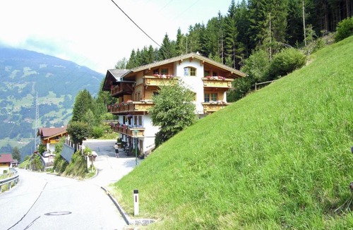 Gerlosbergeben Apartment | Beautiful Apartment in Zell am Ziller with Balcony