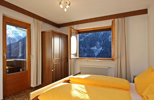 Kauns Apartment | Beautiful apartment for 10 guests with WIFI, TV, balcony, panoramic view and parking