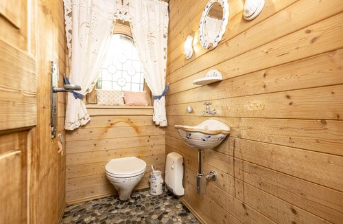 Emberg Ski Chalet | Beautiful chalet in Tyrolean style, high near Zillertalbahn, pets welcome