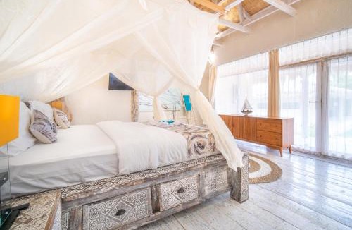 East Sumba House | Blue Lagoon Pool View Bungalow, Single Room with Queen Bed and Bathtub