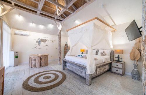 East Sumba House | Blue Lagoon Pool View Bungalow, Single Room with Queen Bed and Bathtub