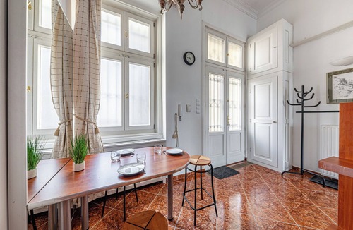 Taban Apartment | Budapest Classic Charm | 2Br + Cornertub + Smarttv