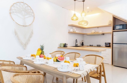Berawa Villa | Canggu 3BR Private Pool Villa 3Min bike to Berawa Beach & Near Finns Club
