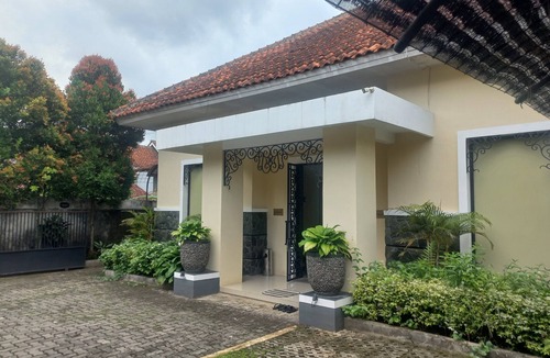 Purwokerto Hotel | Capital O 93872 Natura Guest House Syariah Near alun alun kota purwokerto