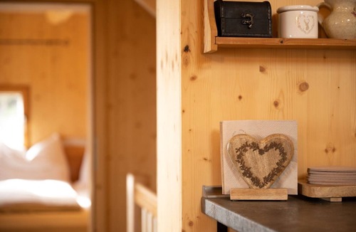 Wolfsberg Ski Chalet | Chalet 'Bergspektive - Haus Alpenspa' with Mountain View and Wine barrel bath