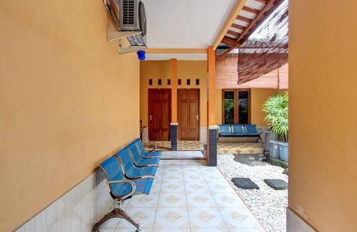 Yogyakarta House | Contemporary Deluxe Twin Stay w/Stylish Comfort