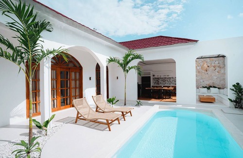 Praya Barat House | Costa Luna, Modern Mediterranean Villa Near Lancing Beach