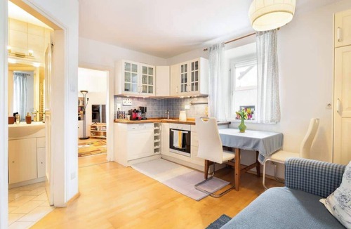 Riedenburg Apartment | Cosy, Quiet Apartment with Balcony & Private Parking, close to Historic Center