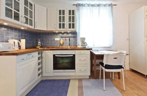 Riedenburg Apartment | Cosy, Quiet Apartment with Balcony & Private Parking, close to Historic Center
