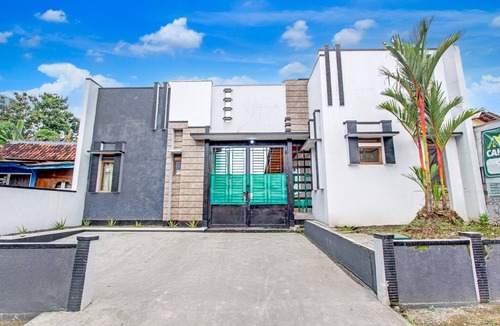 Purwokerto House | Cozy Double Escape W/Free WiFi and Parking