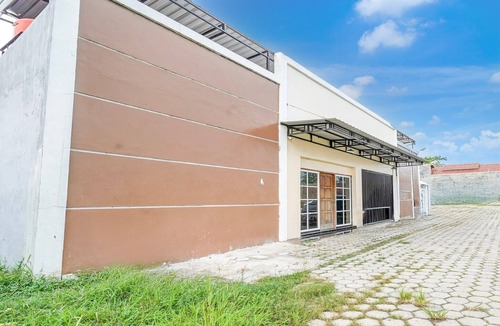 Slawi House | Cozy Double Escape W/Free WiFi and Parking