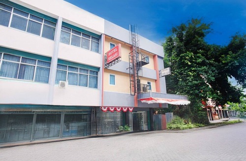 Palembang House | Cozy Double Escape W/Free WiFi and Parking