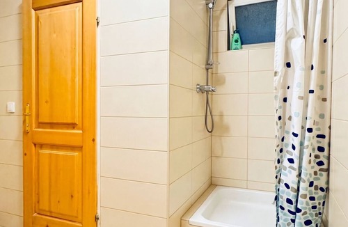 Grinzing Apartment | Cozy Room With Shared Garden Access