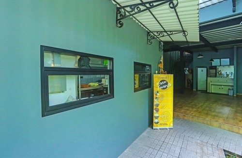 East Jakarta House | Cozy Twin Escape with Free WiFi and Parking
