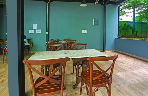 East Jakarta House | Cozy Twin Escape with Free WiFi and Parking