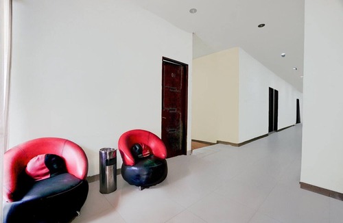 Surabaya House | Cozy Twin Escape with Free WiFi and Parking