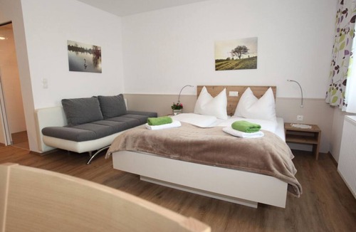 Feldbach Bed & Breakfast | Deluxe family room with balcony - Pension Raabtal