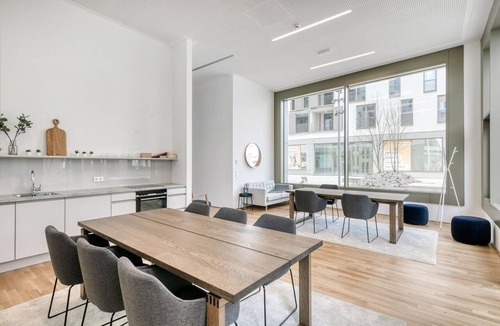 Vienna Apartment | Deluxe Leopoldstadt 2BR w/Loggia, Gym & Sauna, near U2, by Blueground