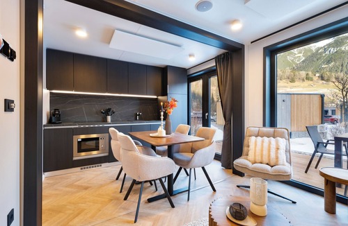 Pettneu am Arlberg House | Discover the Stanzertal Cabin at Camping Arlberg, a modern and sustainable accommodation with views of the Alps. Comfort, nature, and style come together for an unforgettable holiday, perfect for any season.