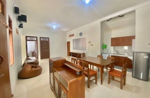 Tuban Sub-District House | Djago Doedoek. Central location and cosy stay with a beautiful garden