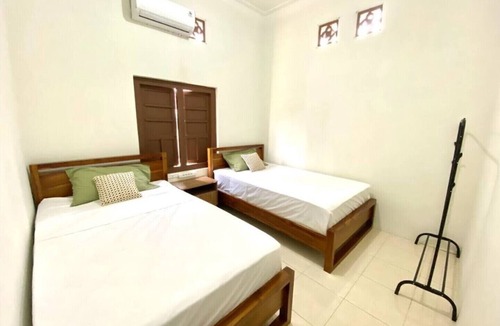 Tuban Sub-District House | Djago Doedoek. Central location and cosy stay with a beautiful garden