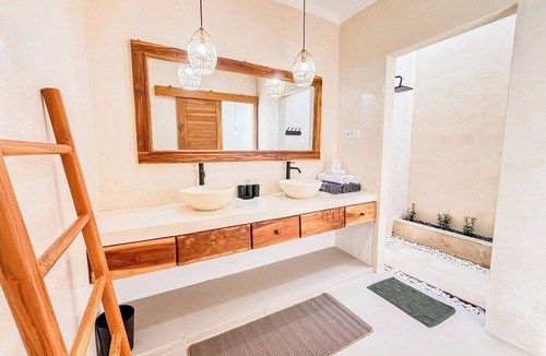 Lovina Bed & Breakfast | Dolphin 4 – Deluxe Twin Room in New Villa on Lovina Beach