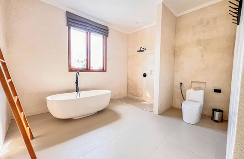 Lovina Bed & Breakfast | Dolphin Suite – Luxury New Villa on Lovina Beach