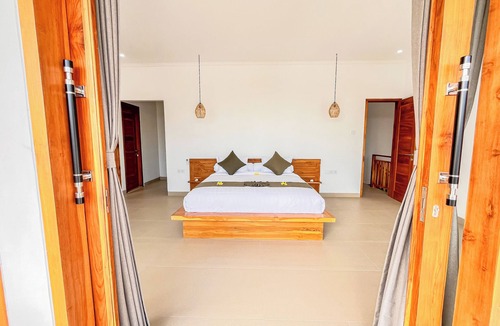 Lovina Bed & Breakfast | Dolphin Suite – Luxury New Villa on Lovina Beach