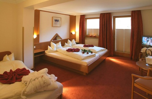 Ried im Oberinntal House | Doppelzimmer Alpenrose - Hotel Riederhof Gmbh & Co KG