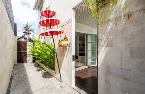 Dyanapura Villa | Elegant 3-bedroom Seminyak villa with king-size beds, swimming pool, 200 m from beaches.
